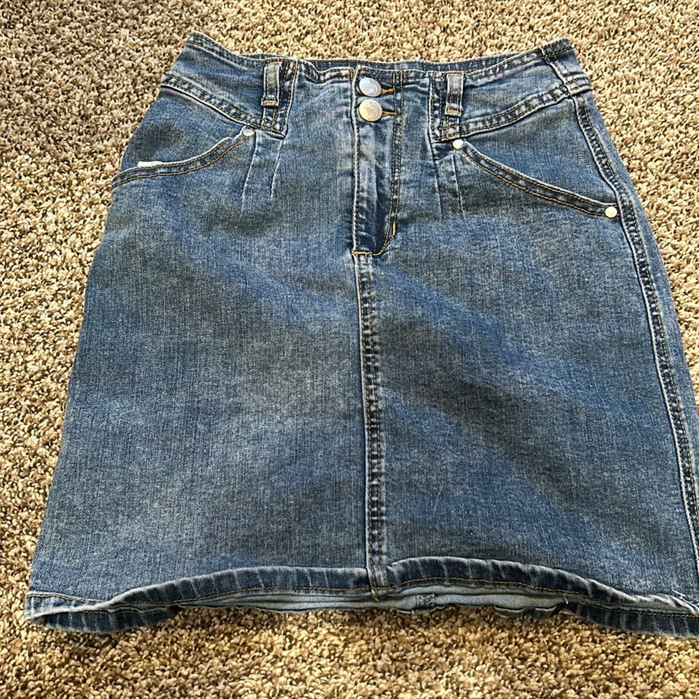 Denim skirt with front pleats